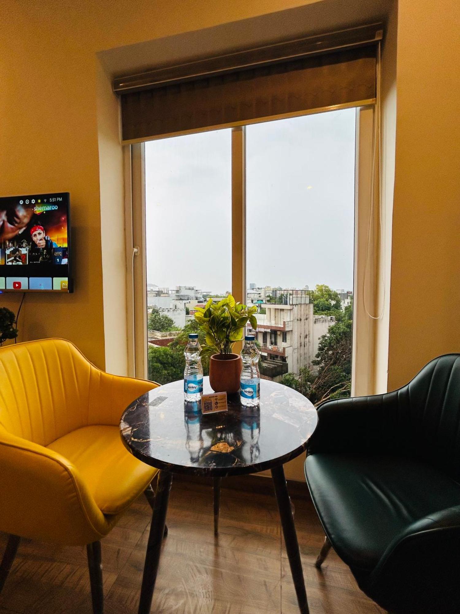 Amahi Inn Γκουργκάον Εξωτερικό φωτογραφία