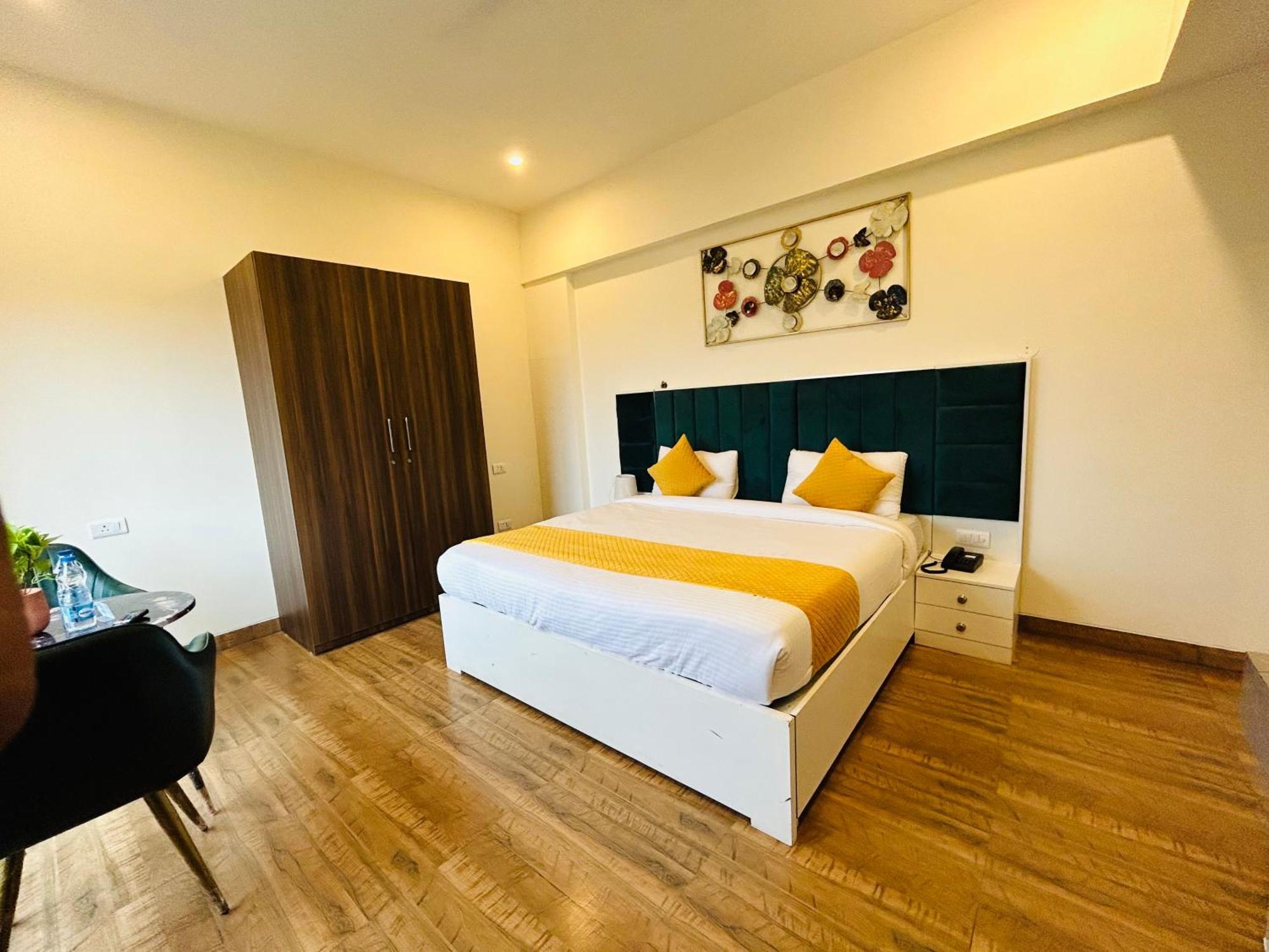Amahi Inn Γκουργκάον Εξωτερικό φωτογραφία